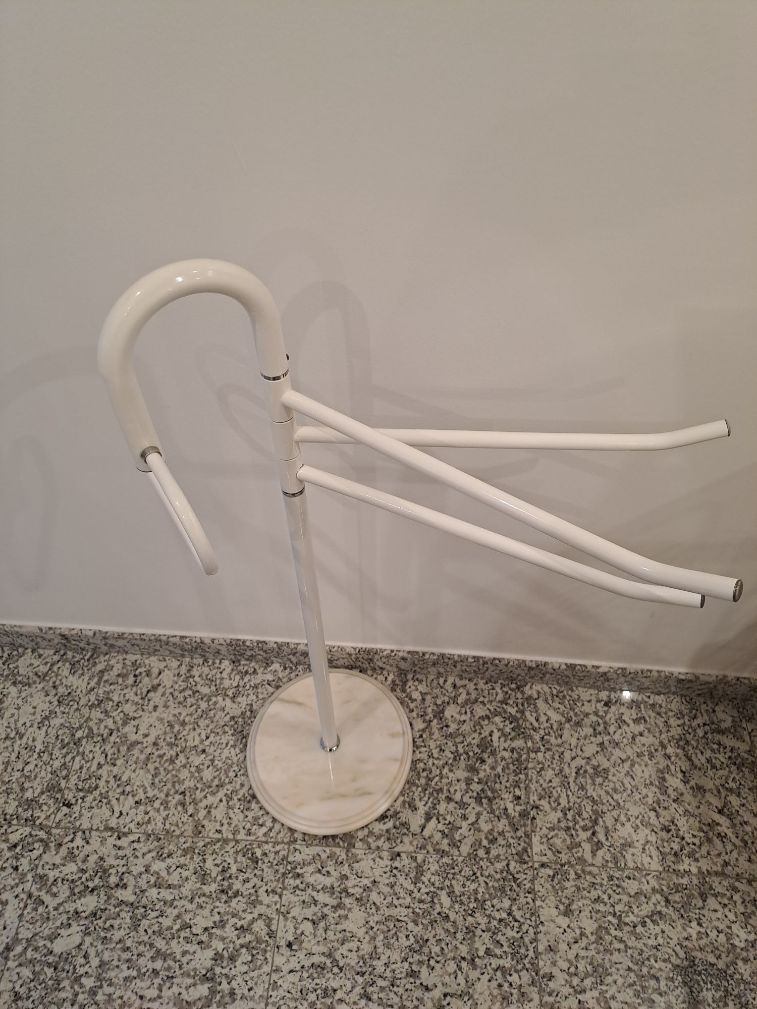 Toalheiro  WC com pé em pedra mármore