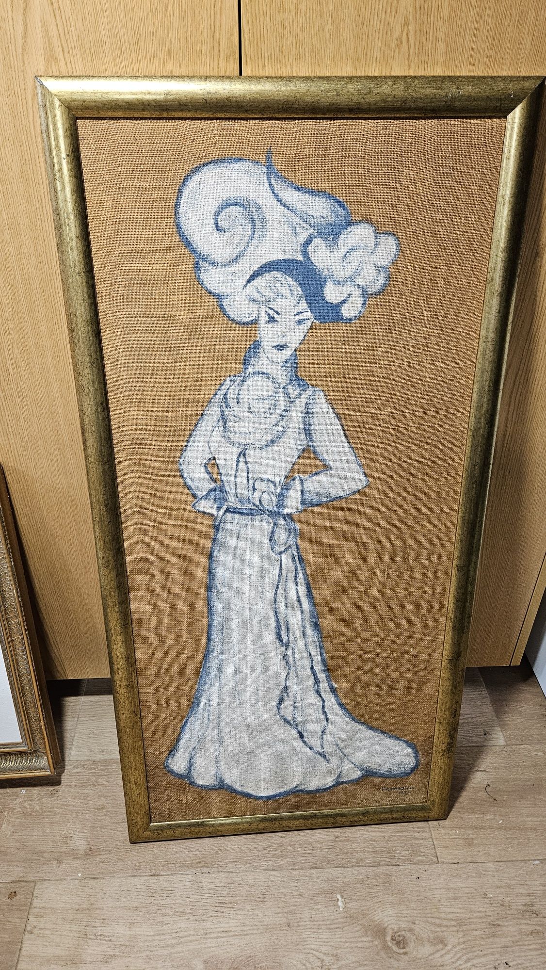 Quadros assinados com motivos do Egipto e retrato pictórico em tecido.