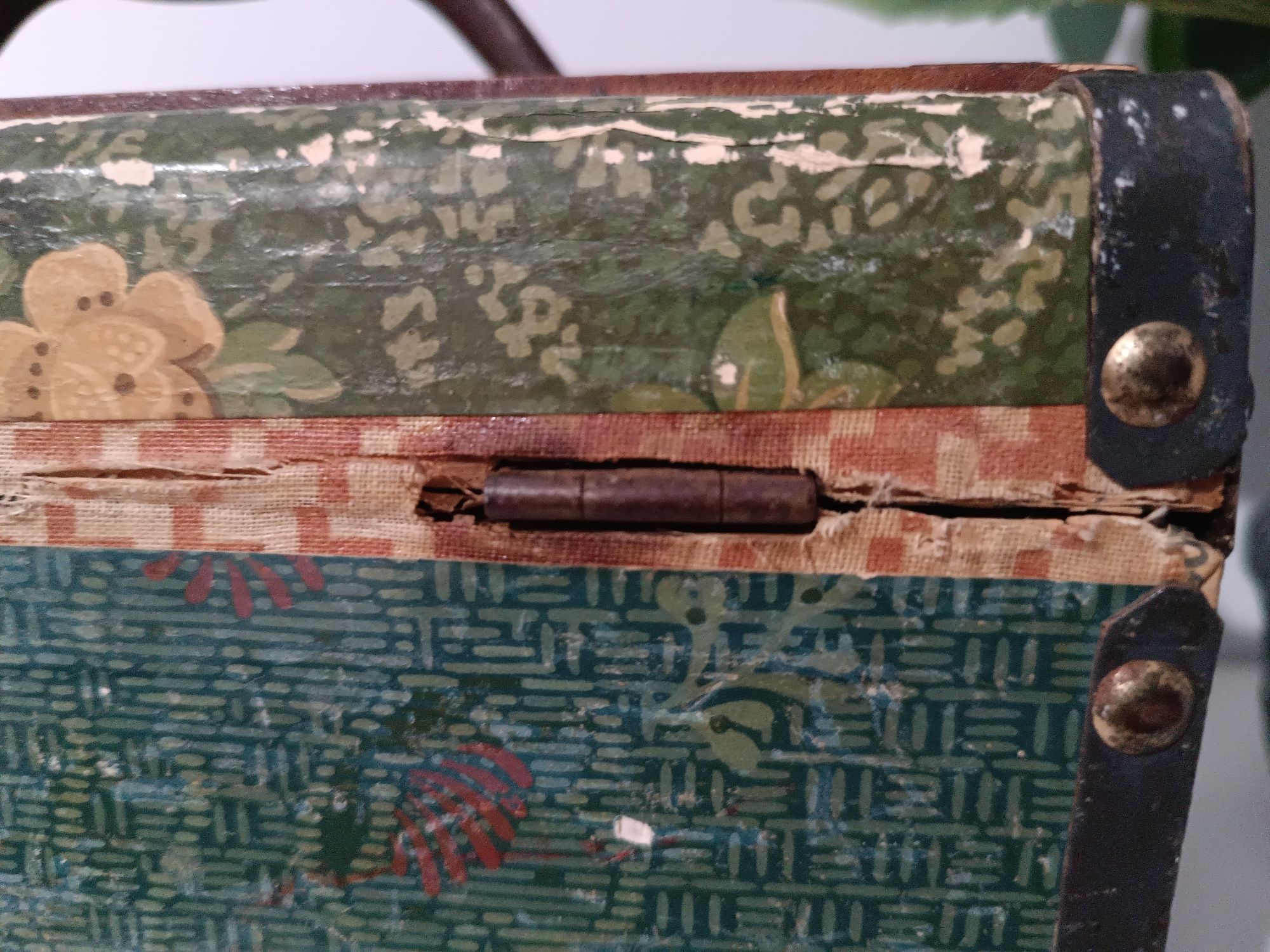 Antiga mala de madeira para as roupas das bonecas
