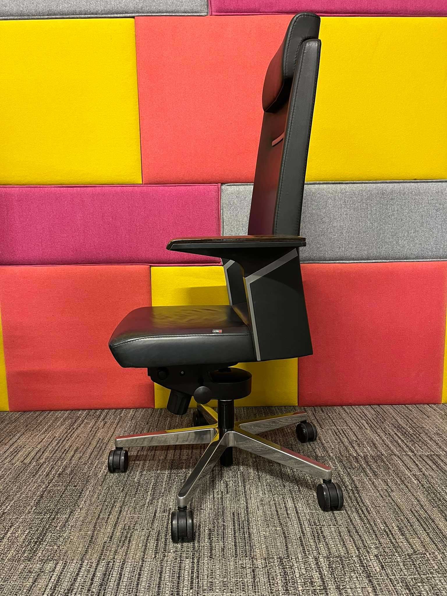 Fotel biurowy obrotowy Bejot CEO skórzany menadżerski ergonomiczny 1