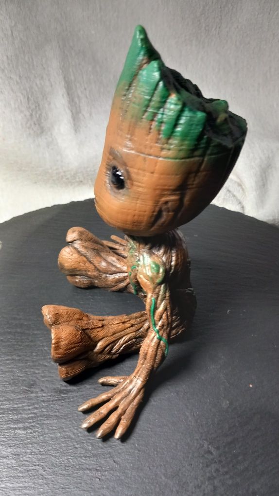 Groot sentado pintado à mão