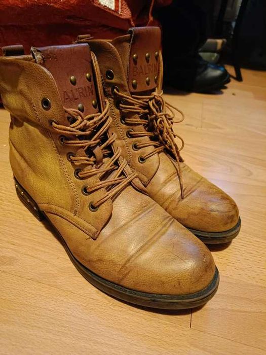 Brązowe buty za kostkę