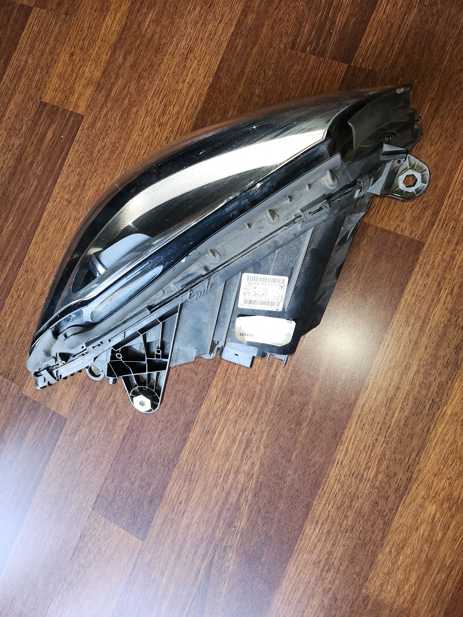 Lampa Lewa Mercedes C205 zwykła ne A205. 906. 6402 cala