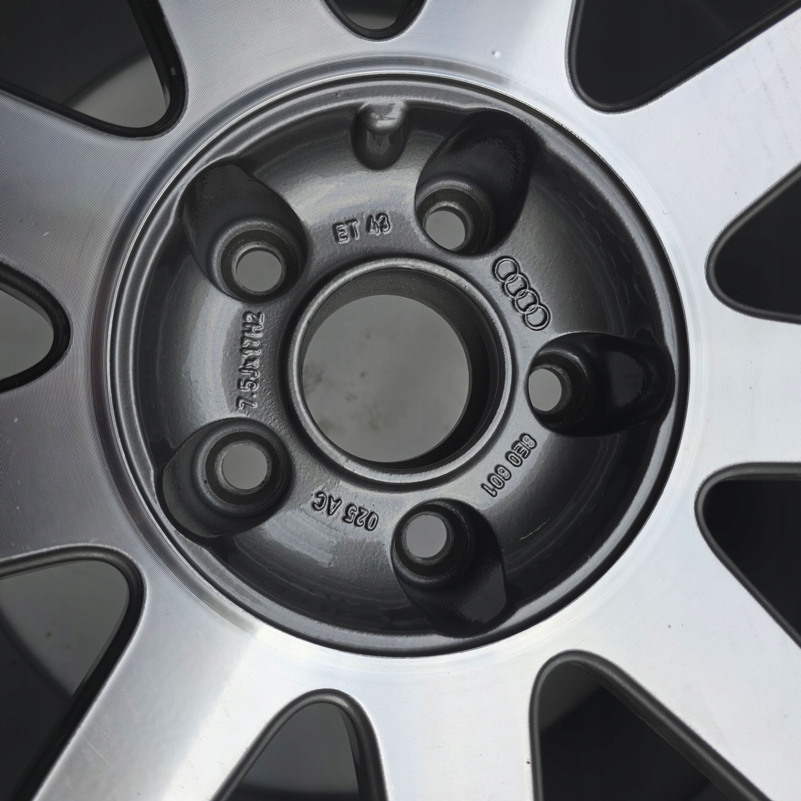 Audi A4 B6 B7 A6 C5 C6 A3 Q3 5x112 17'' ET43 4X