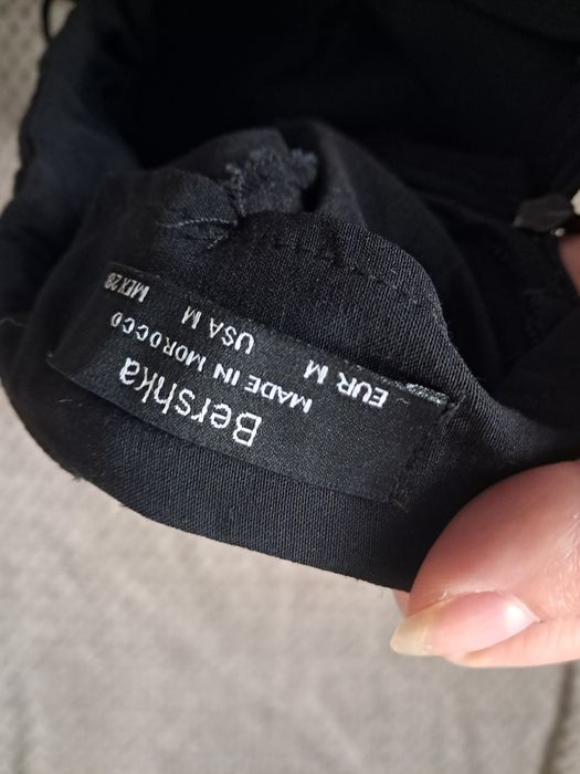 Czarna spódniczka obcisła Bershka (ma wade)