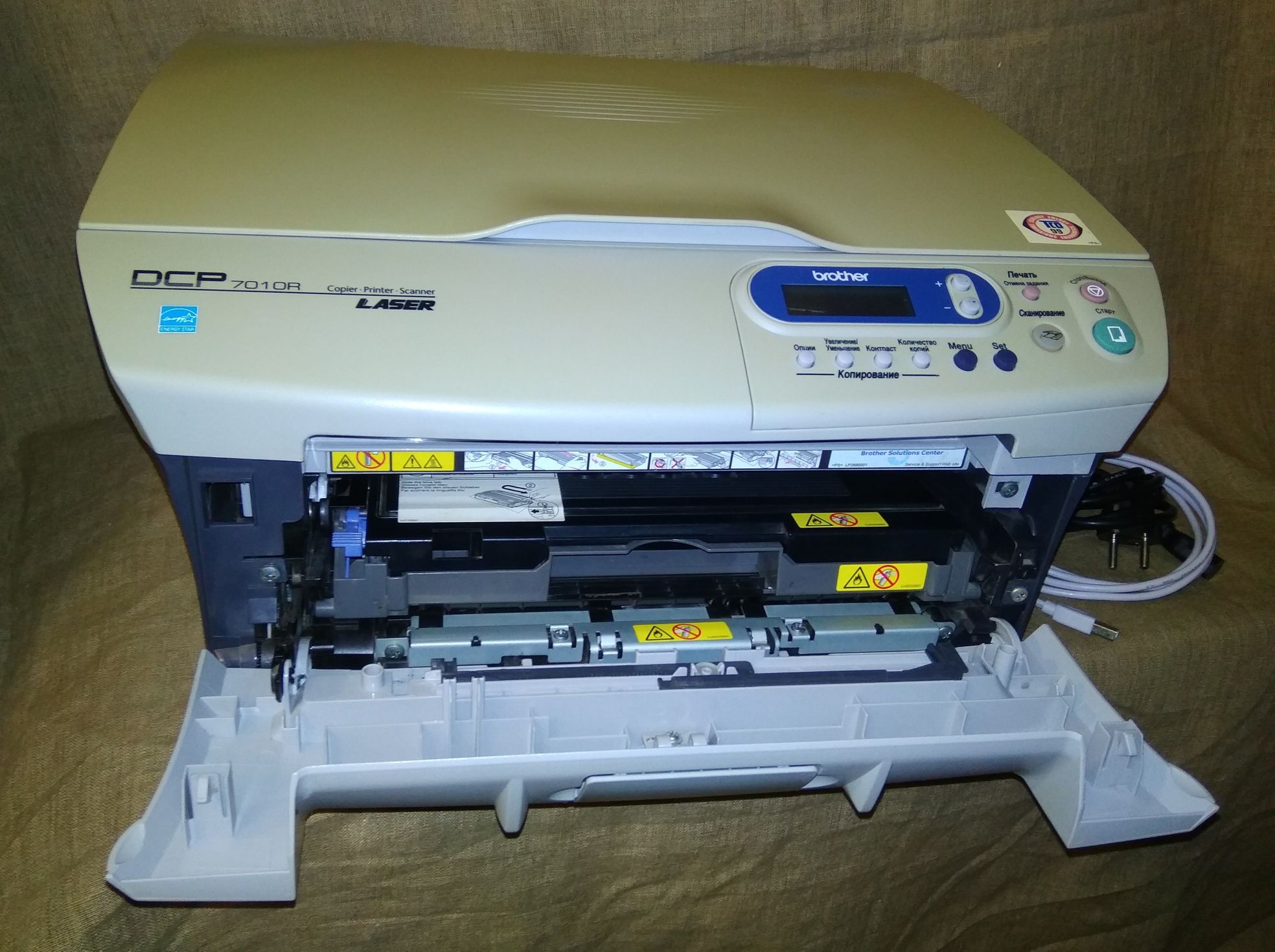 МФУ лазерный Brother DCP7010R  в отличном рабочем состоянии.