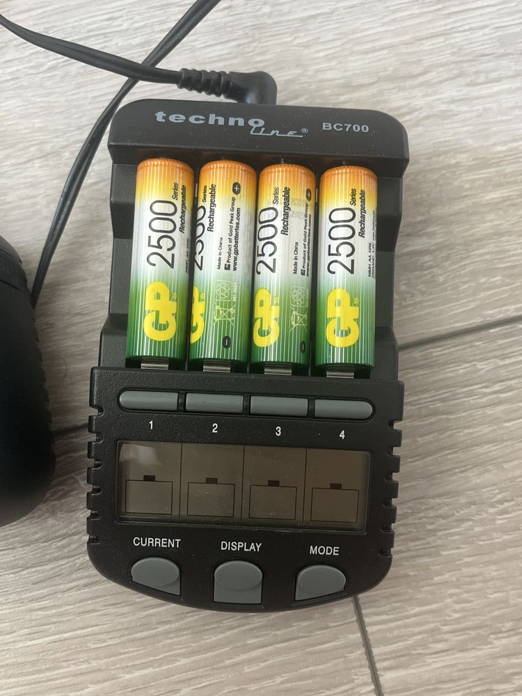 Technoline BC 700 Ładowarka + 4 akumulatory GP 1.2V Ni-MH R6 2500MAH