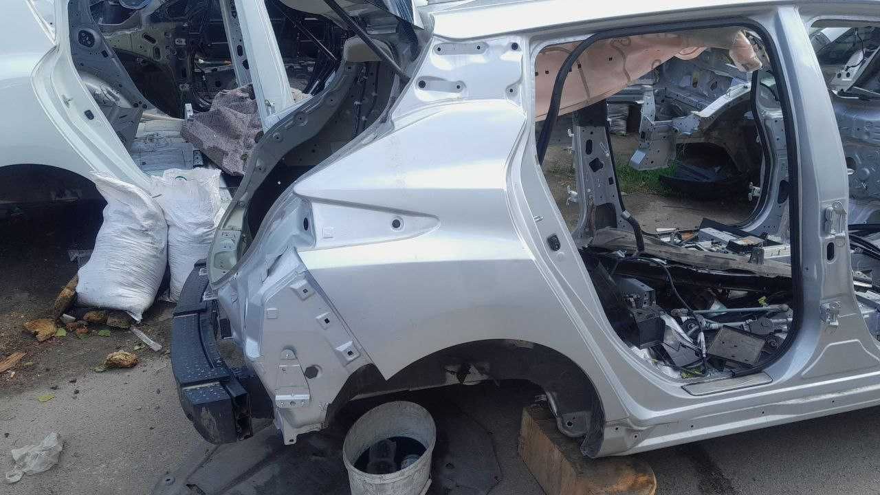 Крила передні праві та ліві на Nissan Leaf 2010-2024