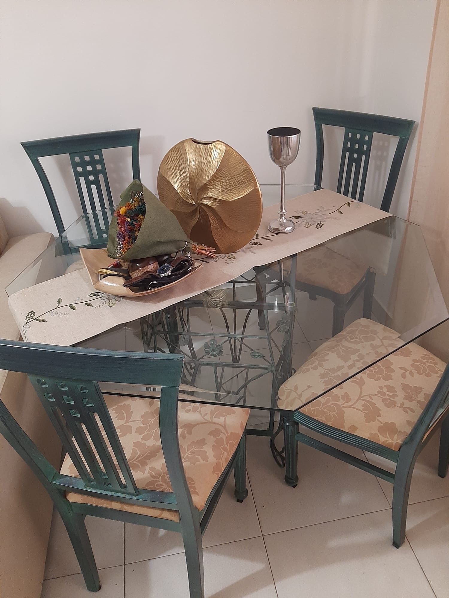 Mesa de sala + 4 cadeiras