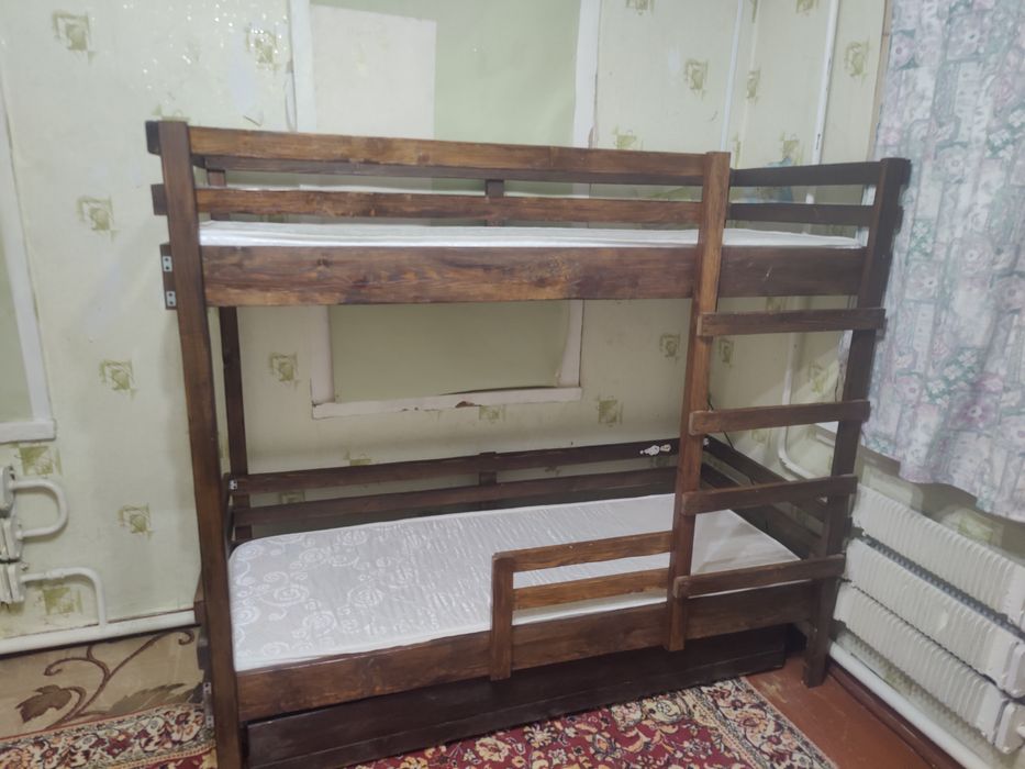 Двухъярусная кровать с матрасами
