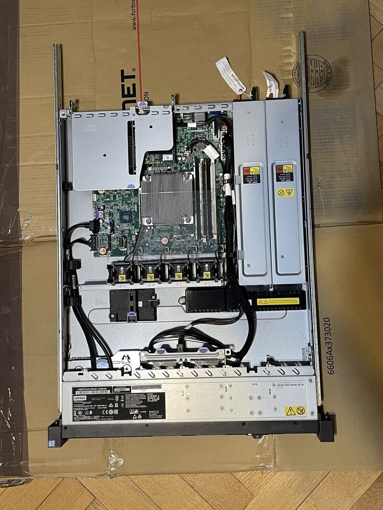 Serwer Lenovo System X 3250 M6 E3-1220 V5 8GB DDR4 BRAK DYSKÓW