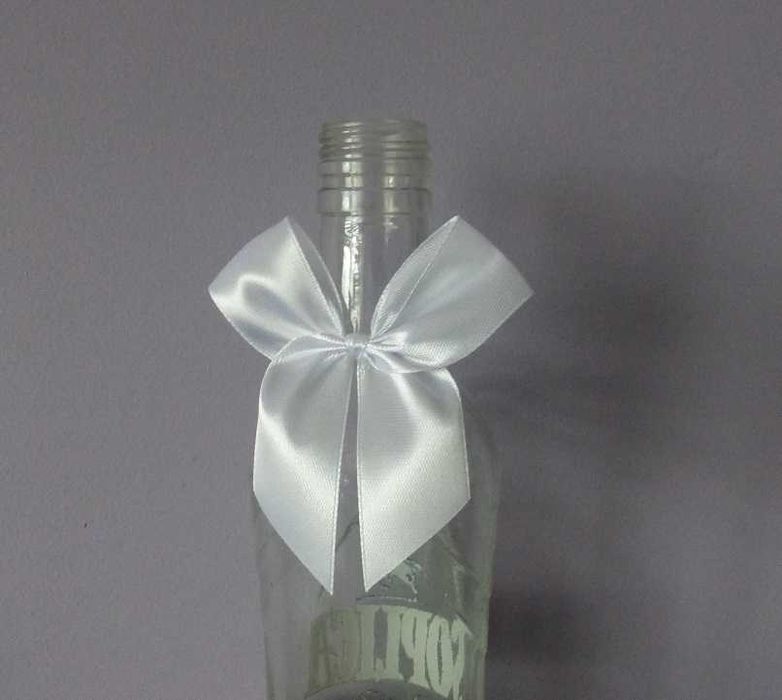 Zawieszki na wódkę butelki alkohol kokardki na gumce BIAŁE 140 szt.
