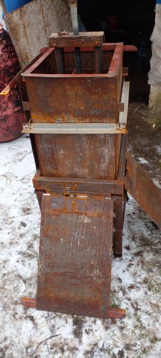 Пчелы,вулики, Станок для изготовления корпусных ульев из камыша