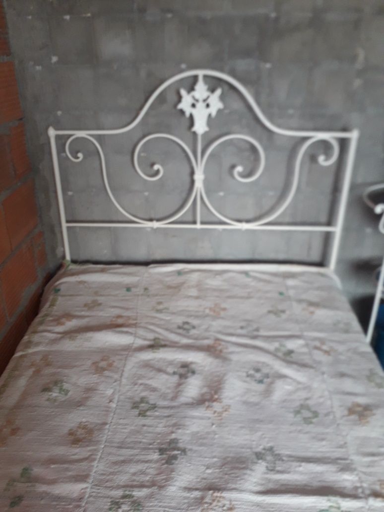 Cama de ferro antiga