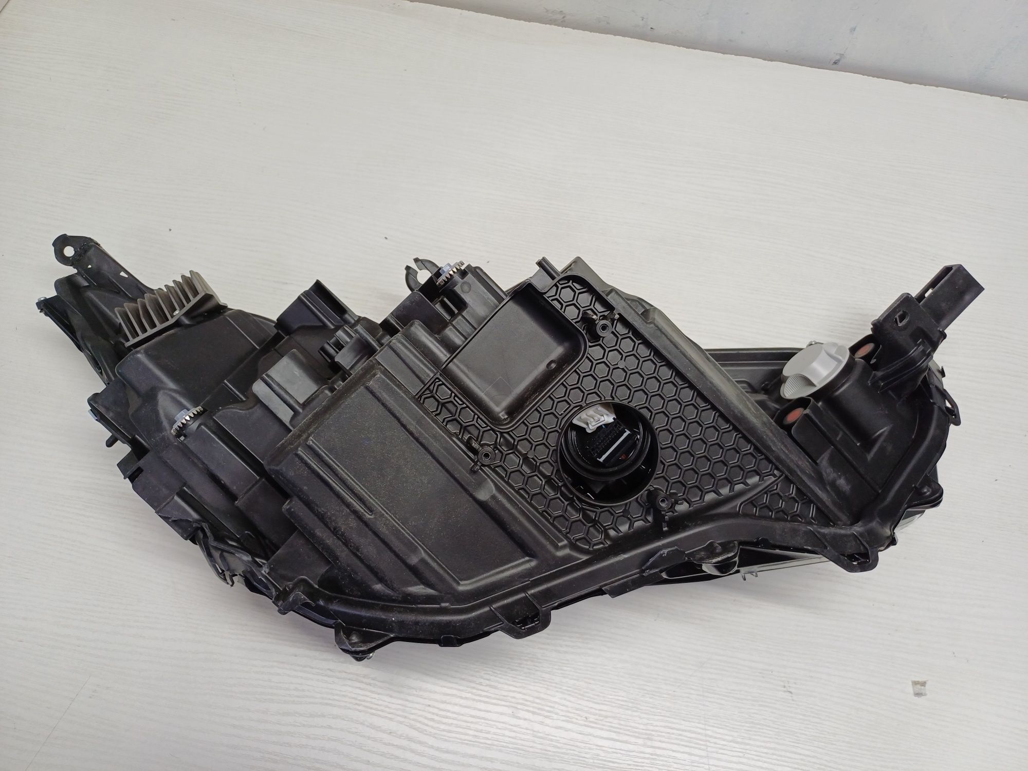 Фара Toyota BZ4X левая LED