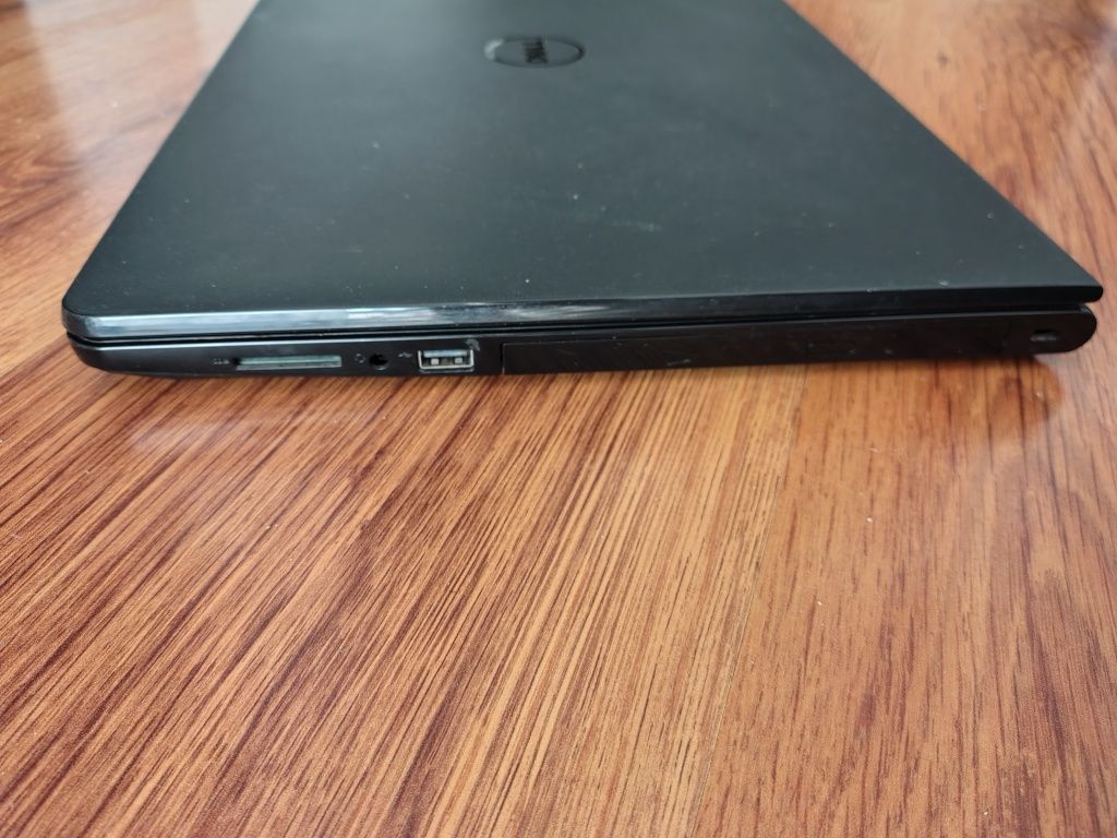 Laptop DELL 15 cali, Intel Core i5, 4 GB RAM,
