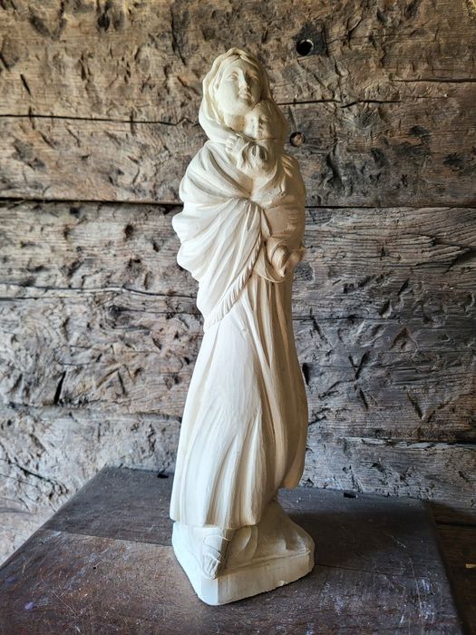 Figurka Matki Bożej z dzieciątkiem Jezus Maryja