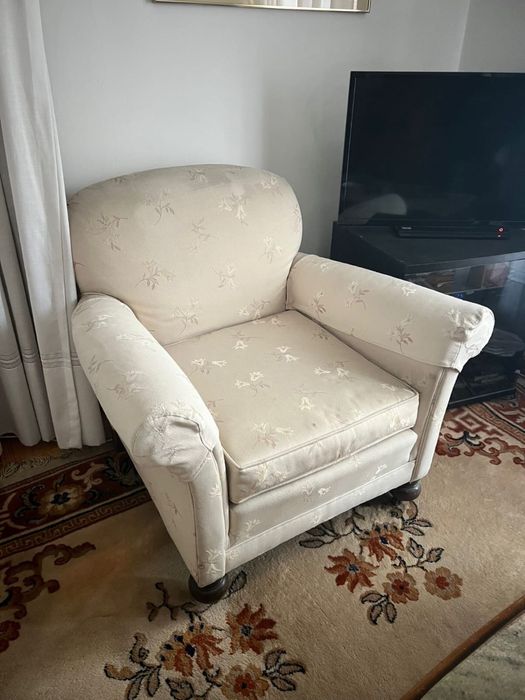 Conjunto de sala clássico - sofá, poltrona e mesas com tampo em mármor