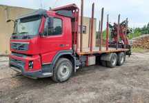 Вантажівка Volvo FMX 460 з краном, для перевезення деревини