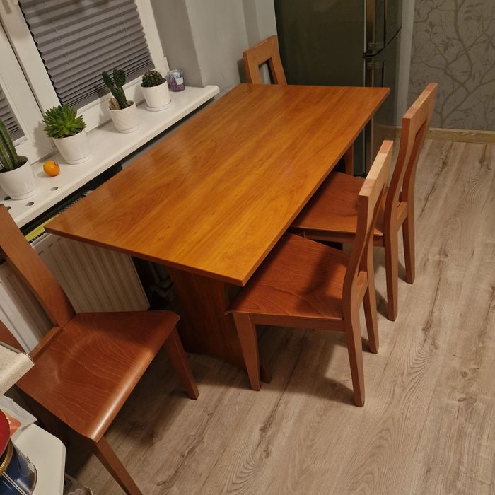 Stół i krzesła do kuchni lub jadalni