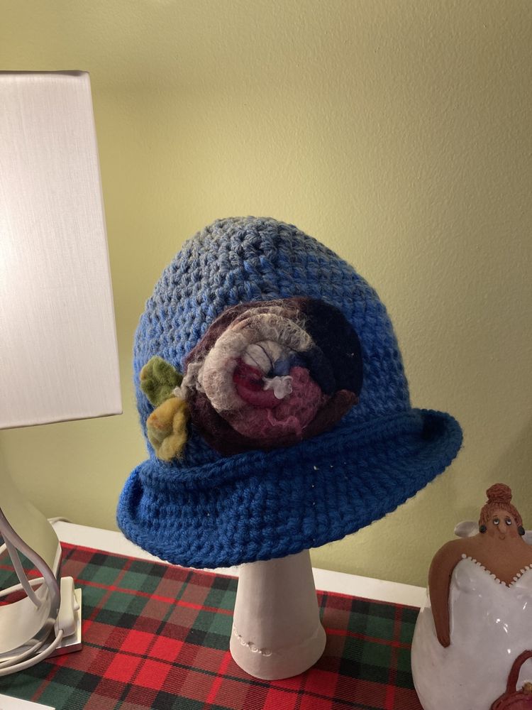 Nietuzinkowy niebieski kapelusz/ czapka z włóczki