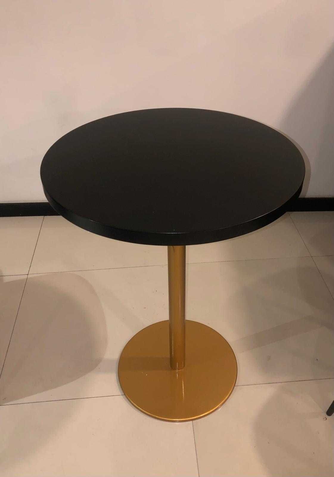 Mesa com pé lacado a dourado