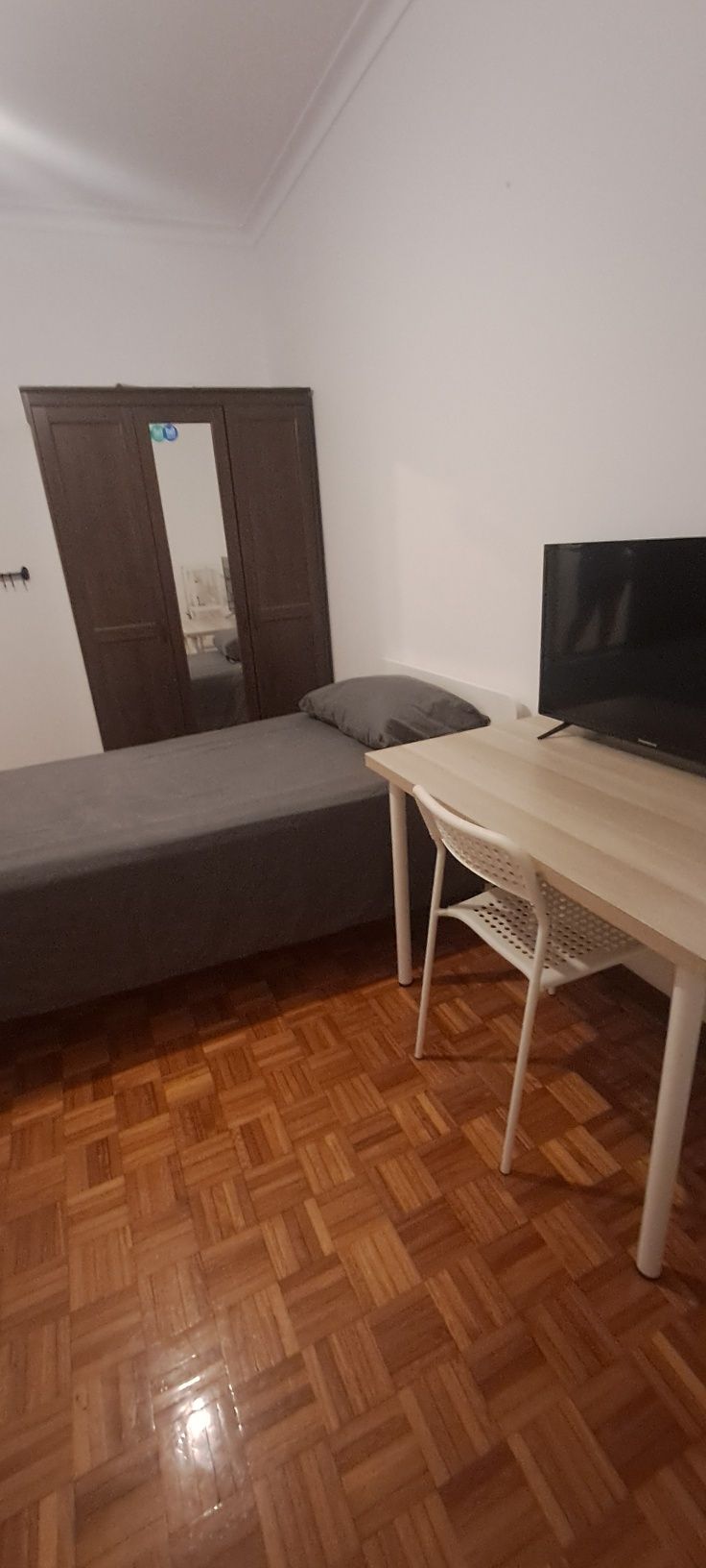 Arrendo quarto individual com varanda