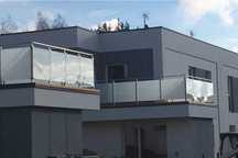 Balustrady szklane na slupkach zewnetrzne balkonowe tarasowe antresola