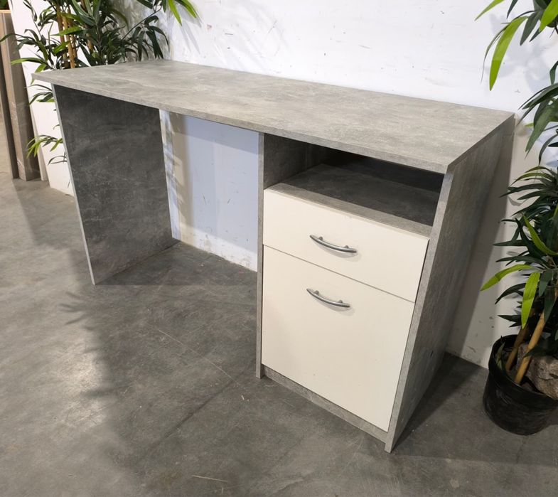 Fajne biurko z szufladami. Dowóz