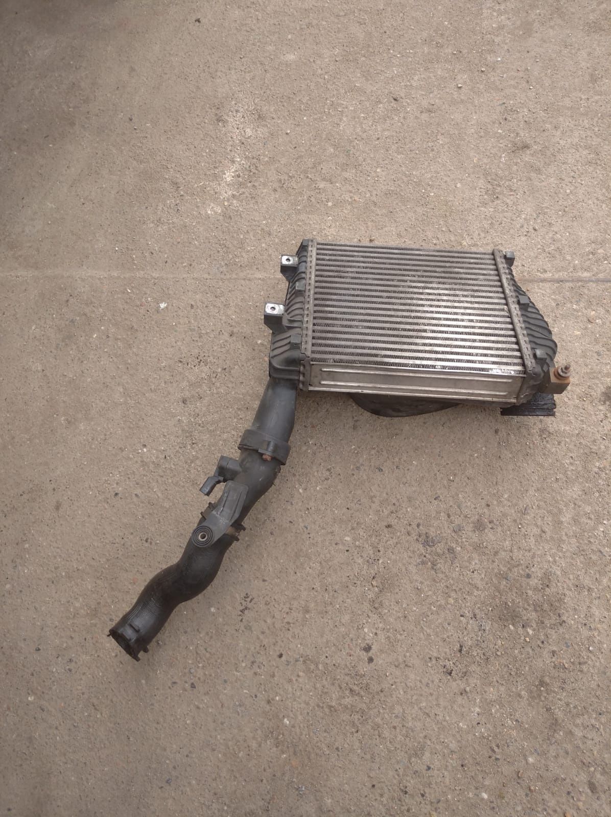 Intercooler chłodnica powietrza Audi Q7 4.2 tdi 07r