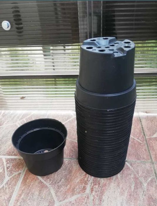 100szt doniczki produkcyjne 1l okrągłe średnica górna 13cm wys 10cm