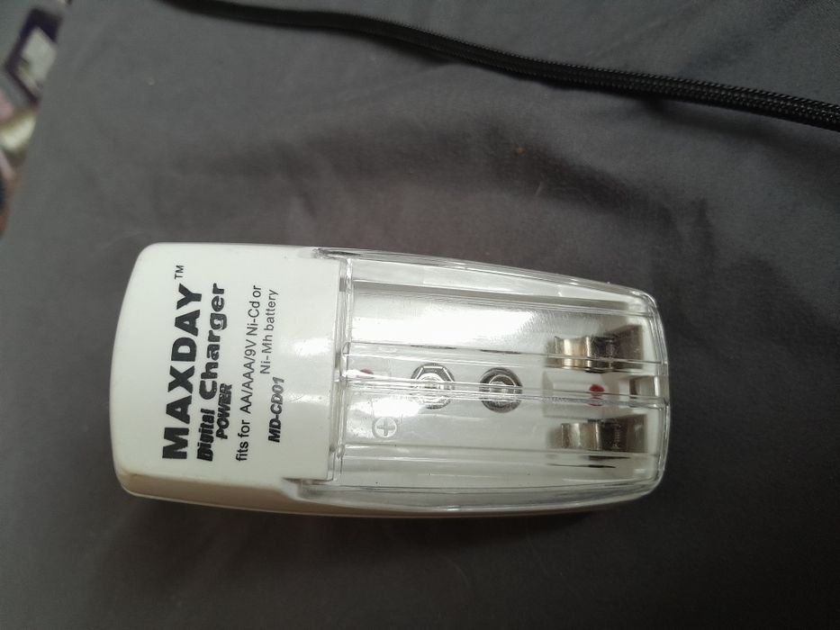 ŁADOWARKA MAXDAY do Baterii AA AAA  9V Ni-Cd lub Ni-Mh