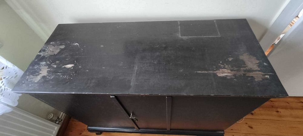 Komoda czarna o długości 118 cm