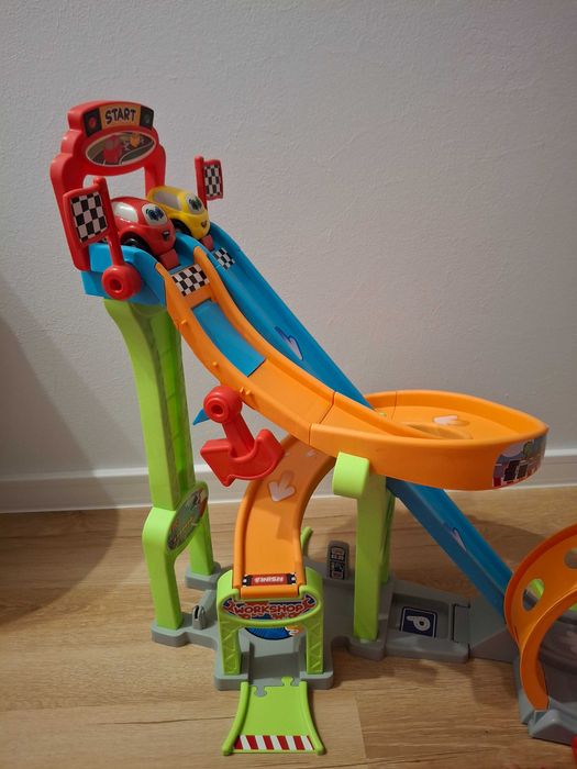 Tor samochodowy z wyrzutnią