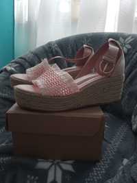 Sandałki o kolorze różowego pudru, rozmiar 37
