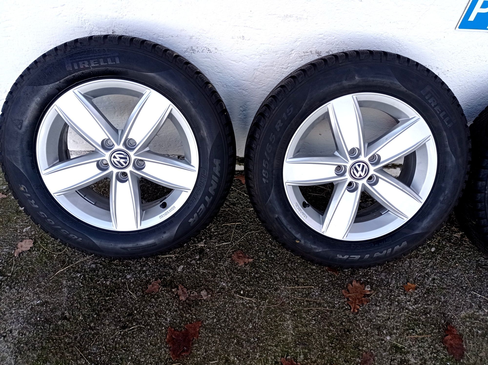 Koła Felgi 15 5x100 VW Opony zimowe 185/65/15 Pirelli Bieżnik 8 mm