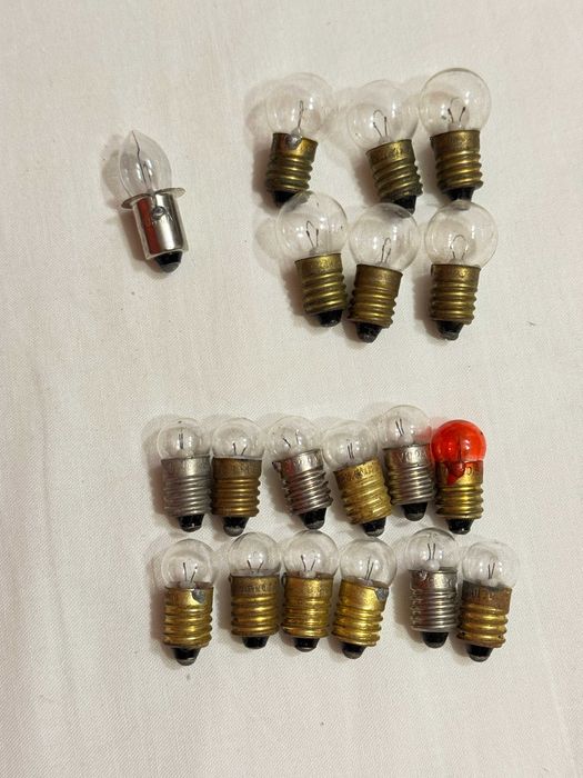 Małe żarówki żaróweczki do latarek, zabawek PRL - 19 sztuk w komplecie