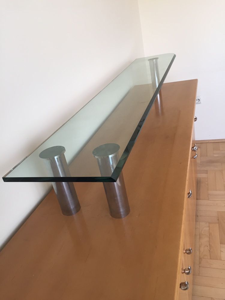 Komoda ze szklaną nadstawką