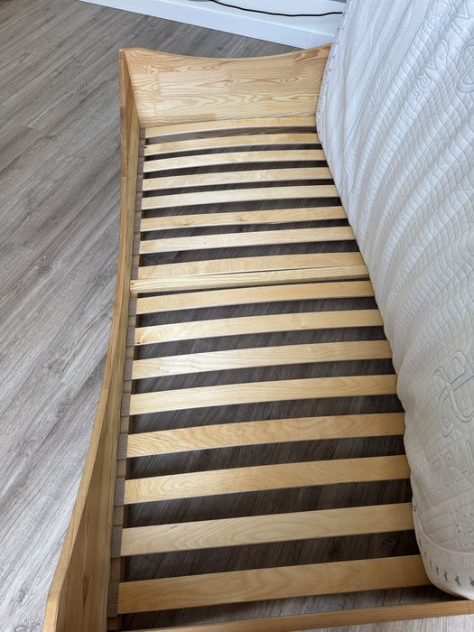 Łóżko - skrzynia drewniana ze stelażem