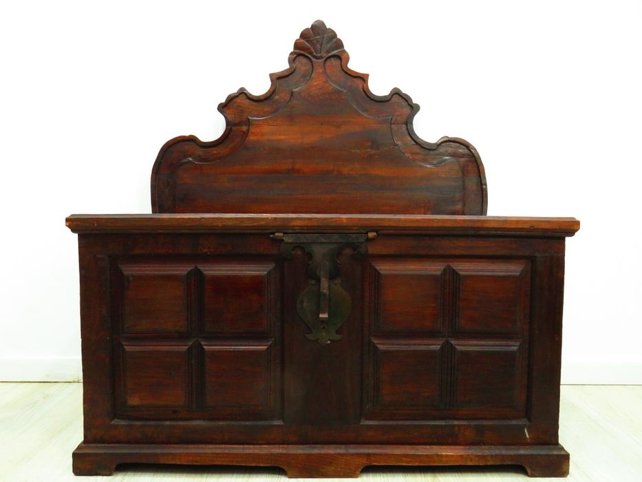Antigo banco/ arca.