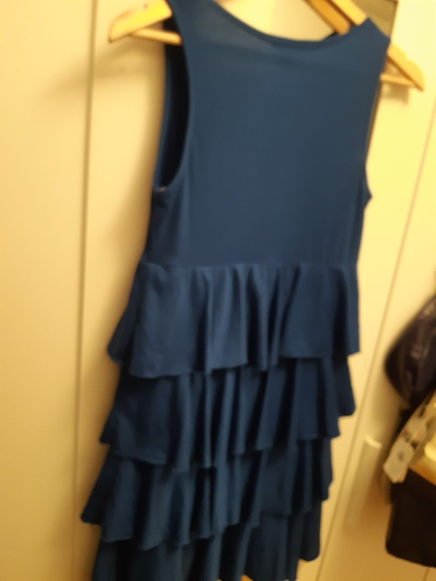 Śliczna niebieska sukienka falbanki