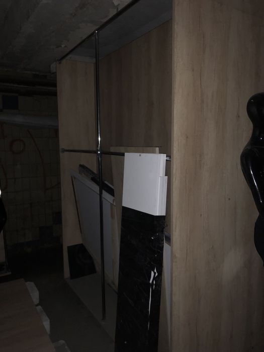 Стійки для одягу в магазин, вешак, манекени.