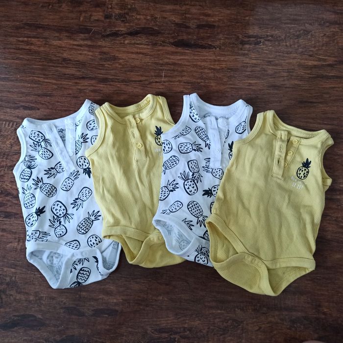 Rampersy z rękawem oraz bez rękawa. Disney i So Cute