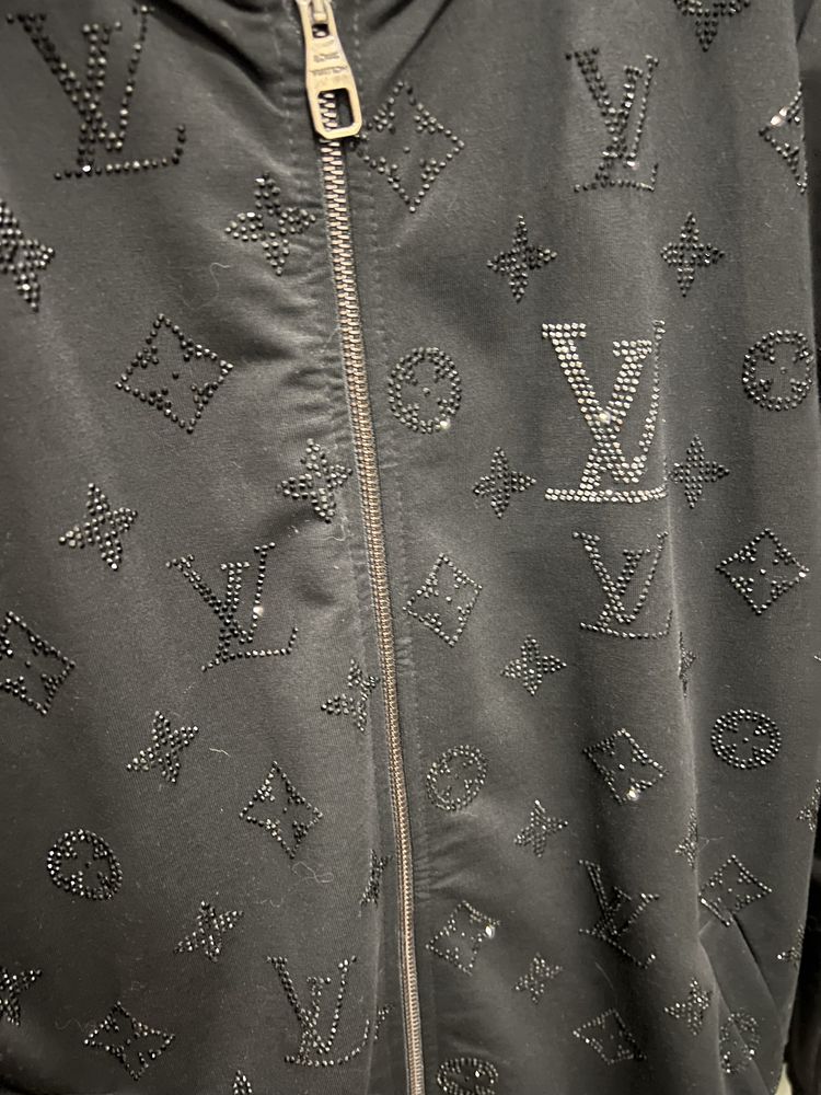 Продам прогулочный костюм LOUIS VUITTON