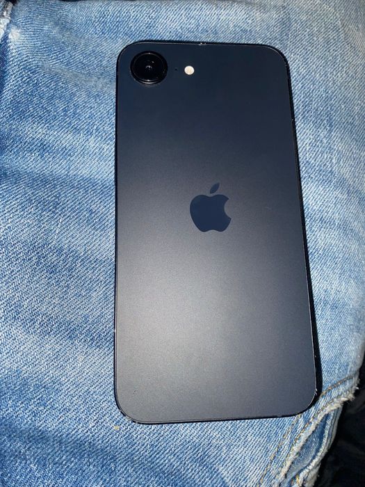 Iphone 16 e desbloqueado com caixa e carregador dentro  da garantia