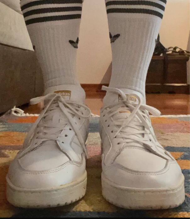 Sapatilha Adidas em pele