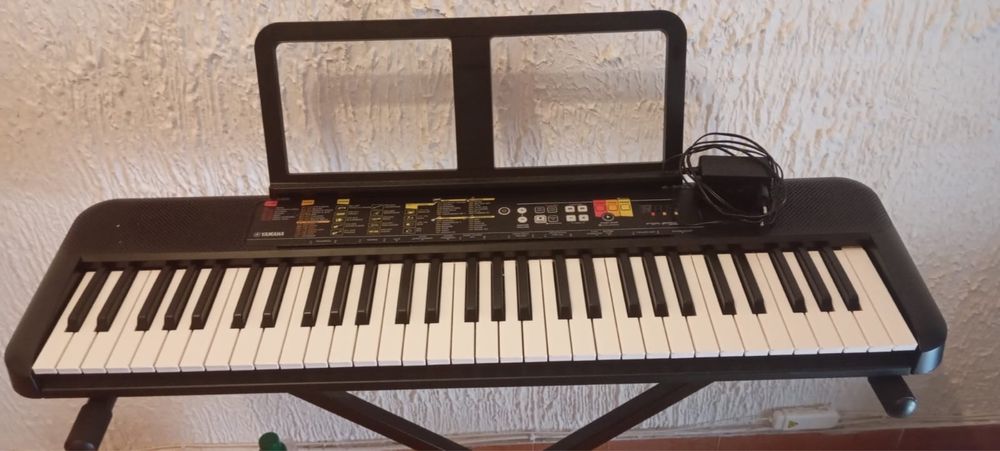 Teclado Yamaha com Suporte + Fonte