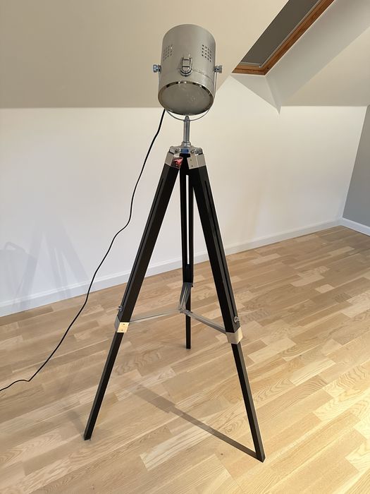 Lampa reflektor na trojnogu