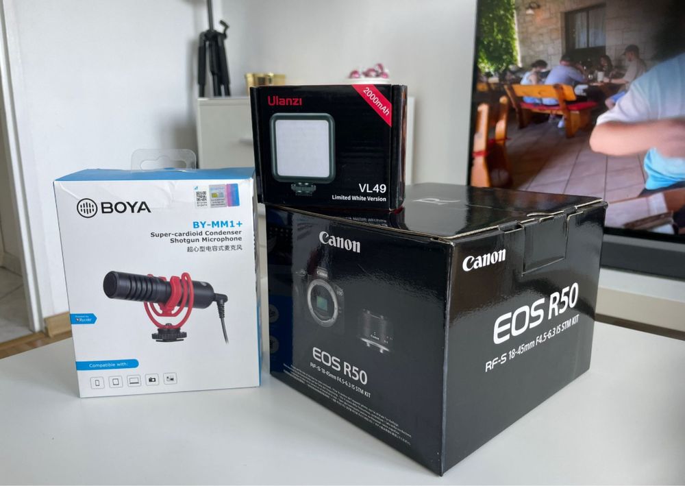 Aparat Canon EOS R50 z obiektywem, lampa, mikrofonem, karta ssd.