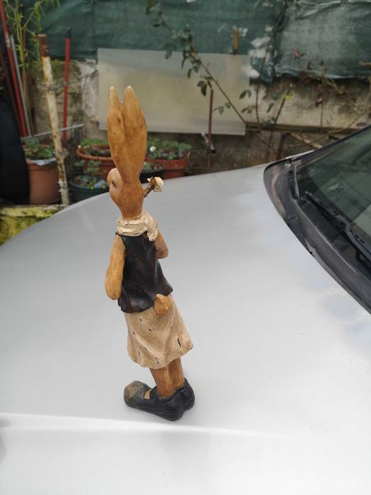 Estatueta com figura de coelho